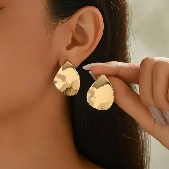 NEW Seana Minimalist Pale Matte Gold Curved Earrings - Picture 1 of 3